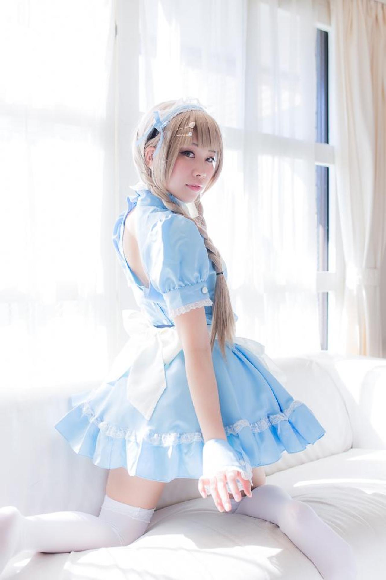 ないる跪坐在沙发，回眸