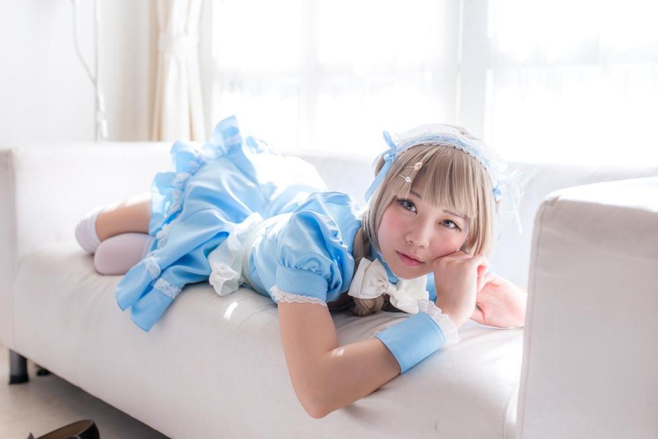 ないる扒在沙发上