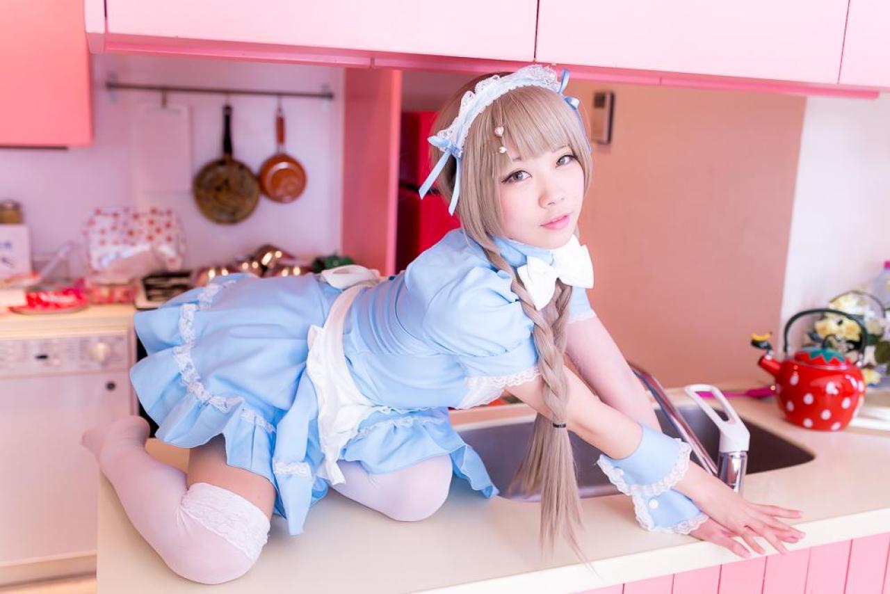 ないる扒在橱柜上