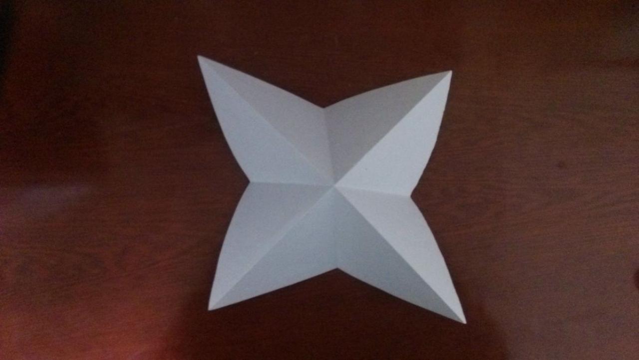 步骤二：沿着折痕叠纸