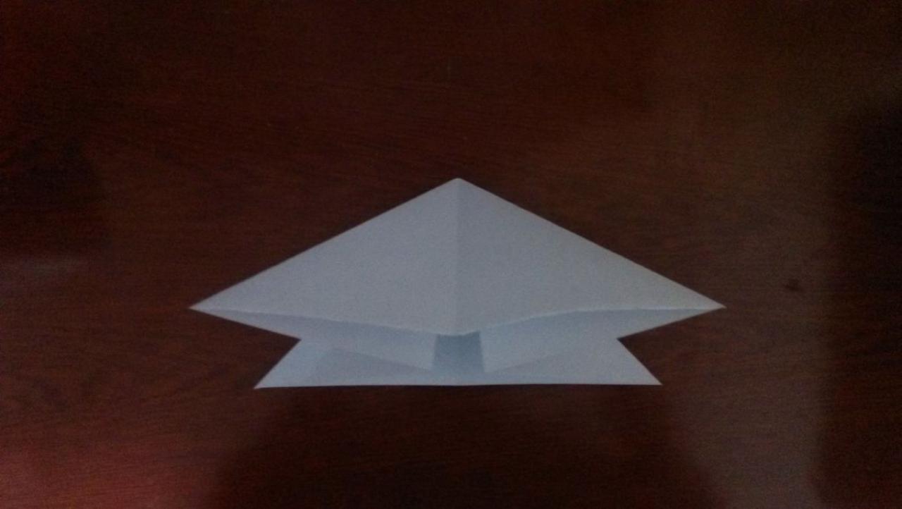 步骤二：将纸叠成三角形