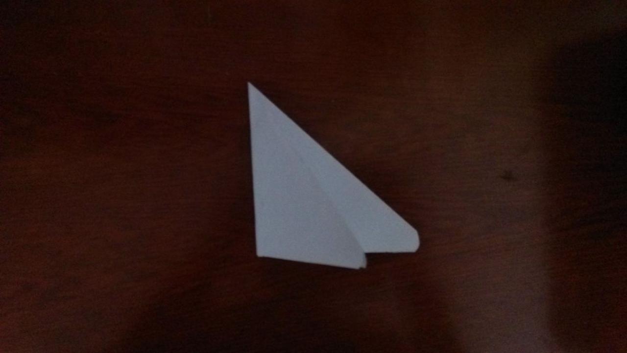 步骤三：将三角形的右下角剪成弧形