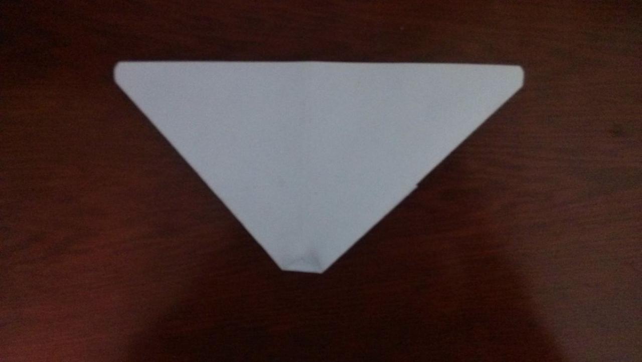 步骤五：翻过来，向上折出一个小角