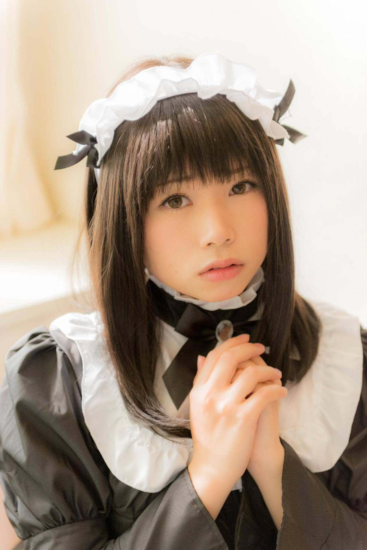 yui*双手抱在一起，放在胸前