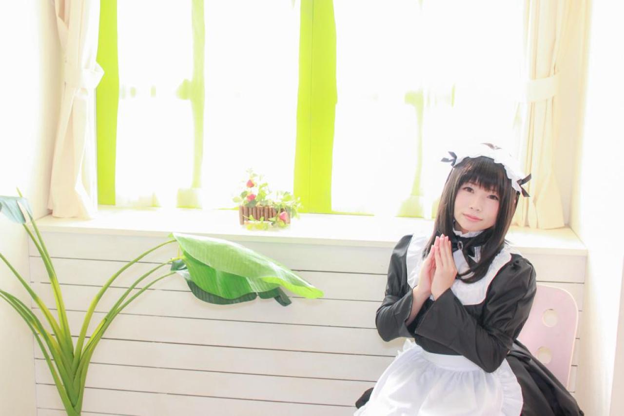 yui*双手合十，坐在窗台前的椅子上