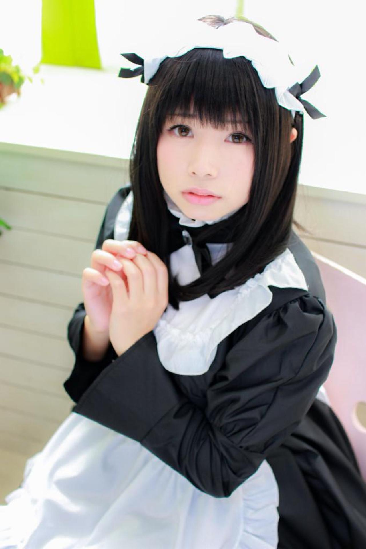 yui*双手抱在一起放在胸前，坐在椅子上