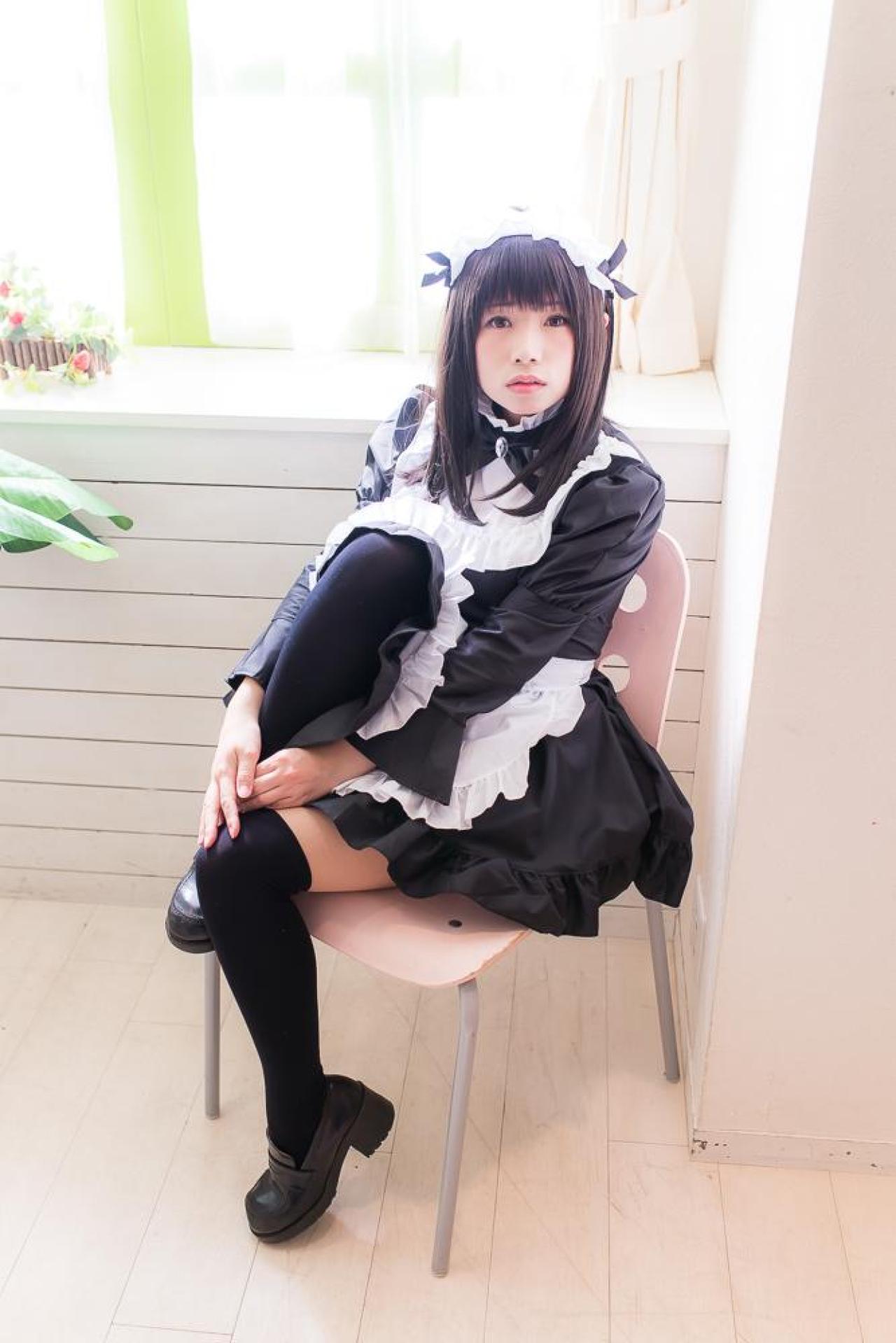 yui*抬腿坐在窗台前的椅子上