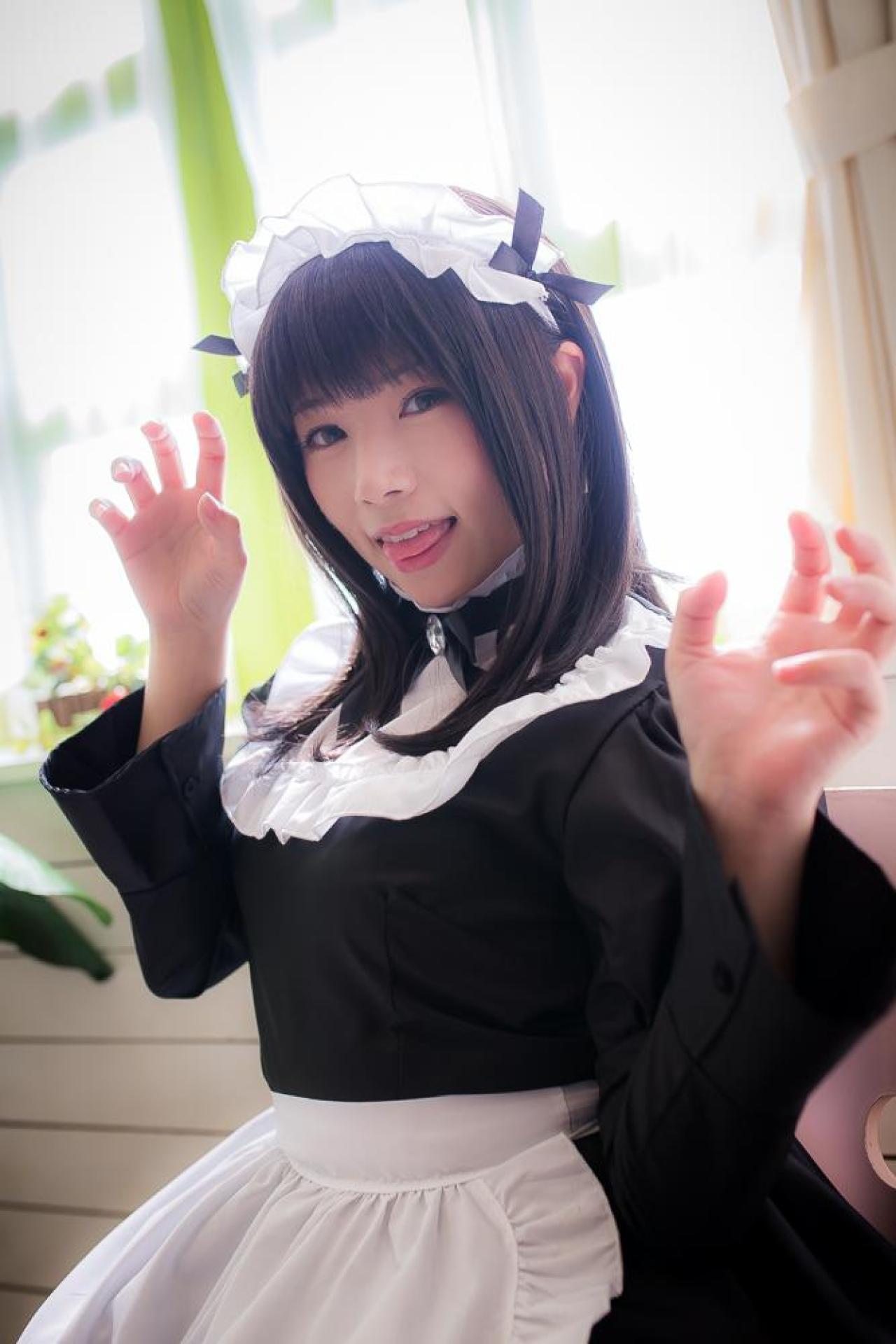 yui*抬起双手作猫爪扮小猫吐舌卖萌