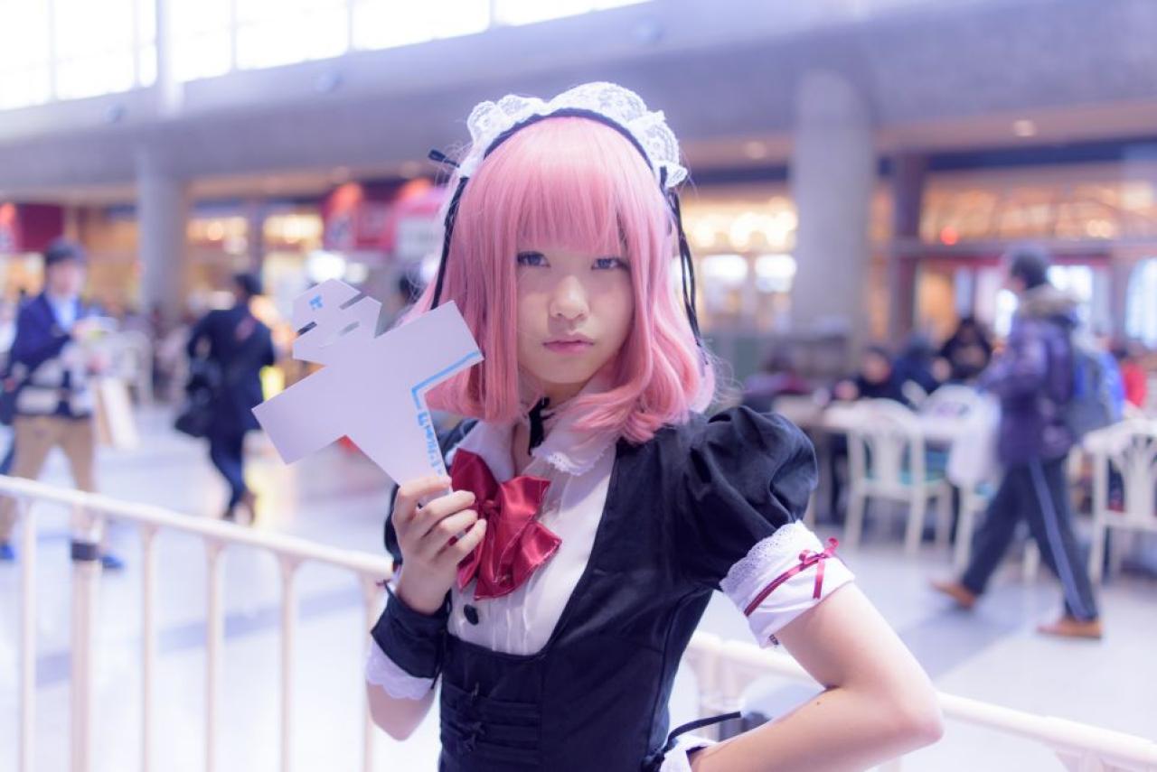 紺乃あすた扮アークス左手叉腰，拿着人形纸牌