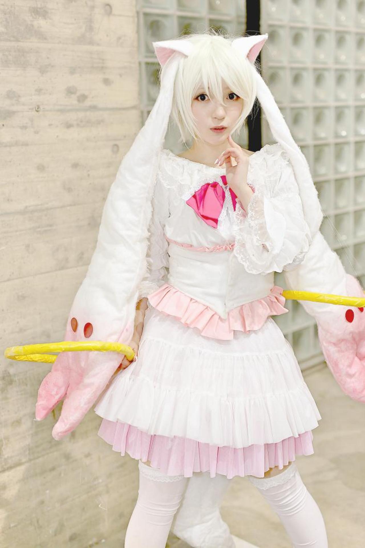 もころす扮拟人化丘比左手食指轻抵脸颊 站姿 立幅