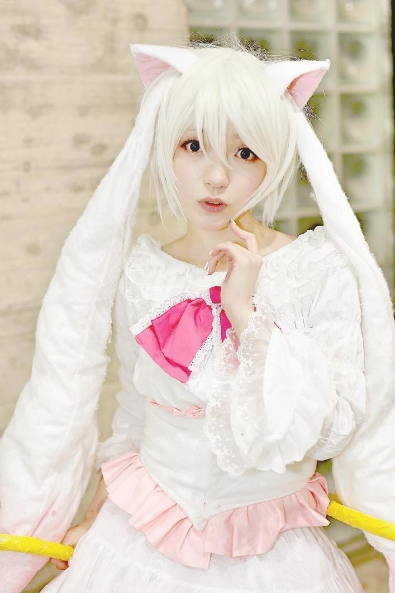 もころす扮拟人化丘比左手食指轻抵脸颊 上半身 立幅