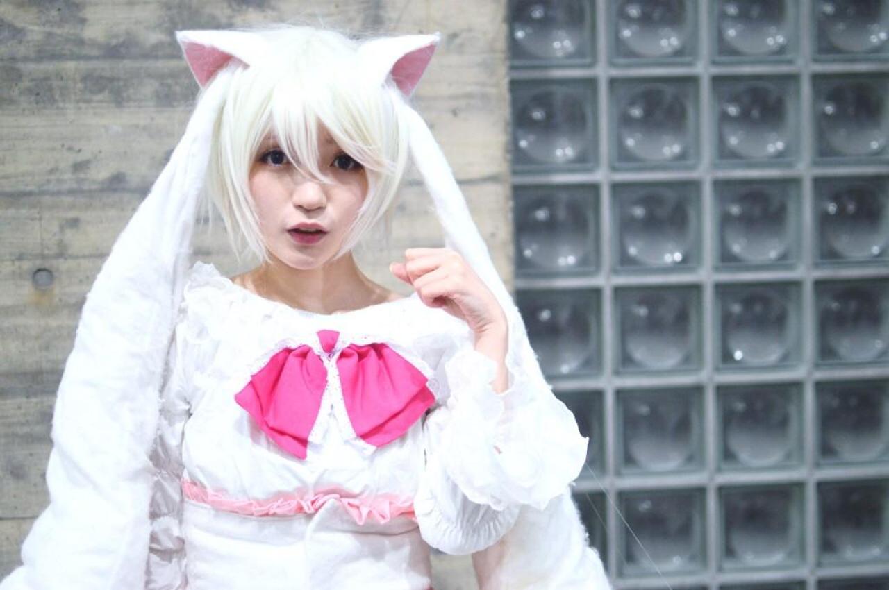 もころす扮拟人化丘比抬起左手，作猫爪手势 站姿 横幅