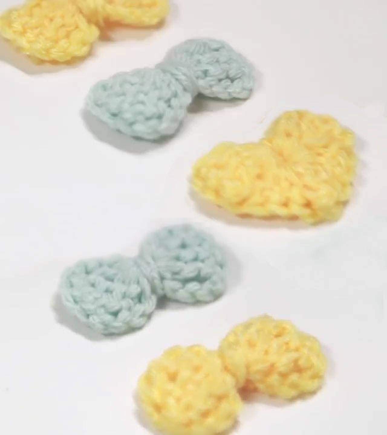 Ashley Ann Laz勾好的十字绣蝴蝶结发饰