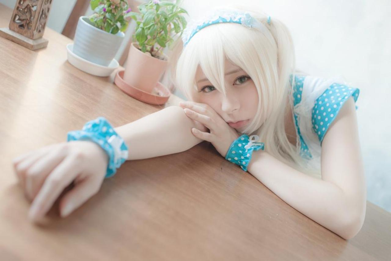 まゆふぁむ扶着右臂，扒在桌子上