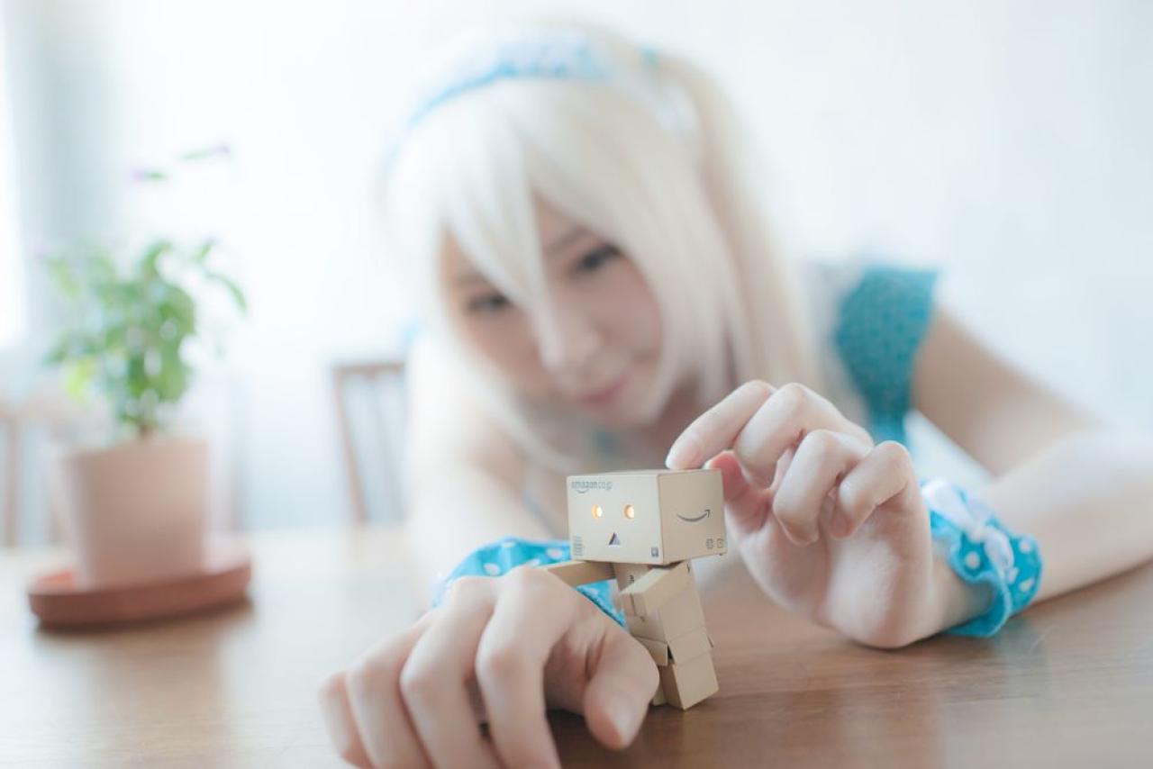 まゆふぁむ摸着亚马逊纸箱人的脑袋