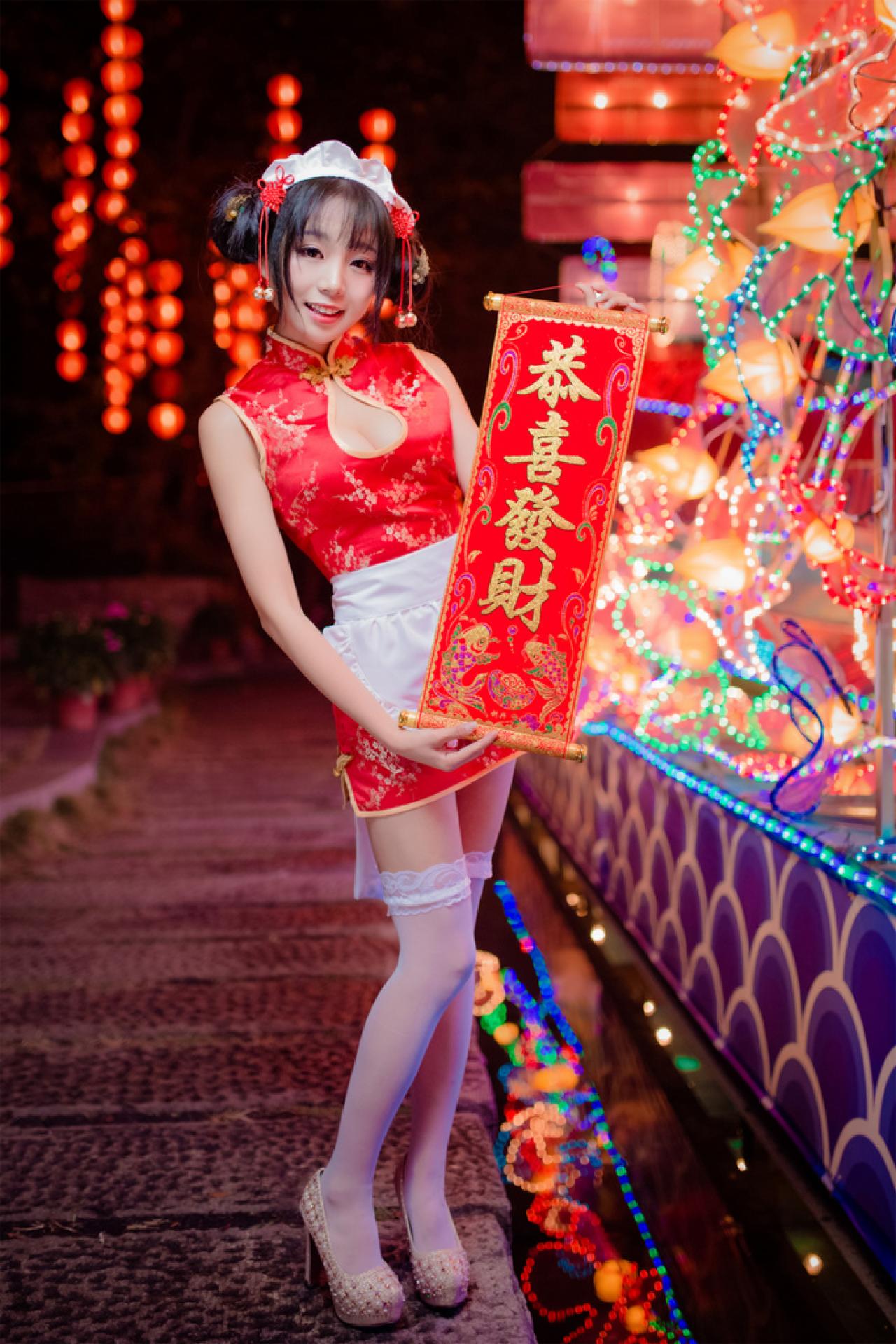 小灵穿着旗袍女仆装，拿着对联：恭喜发财！
