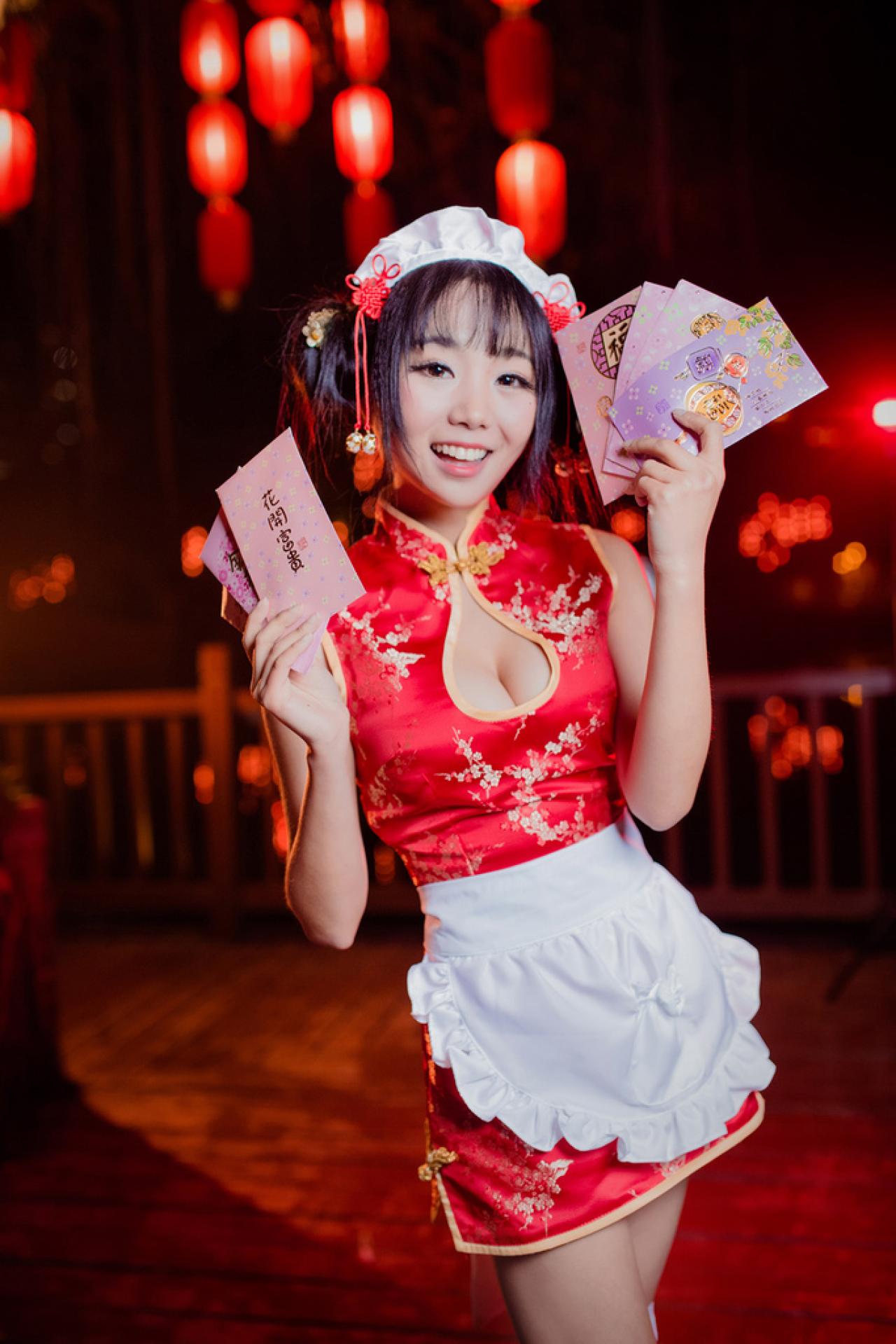 小灵双手拿着红包