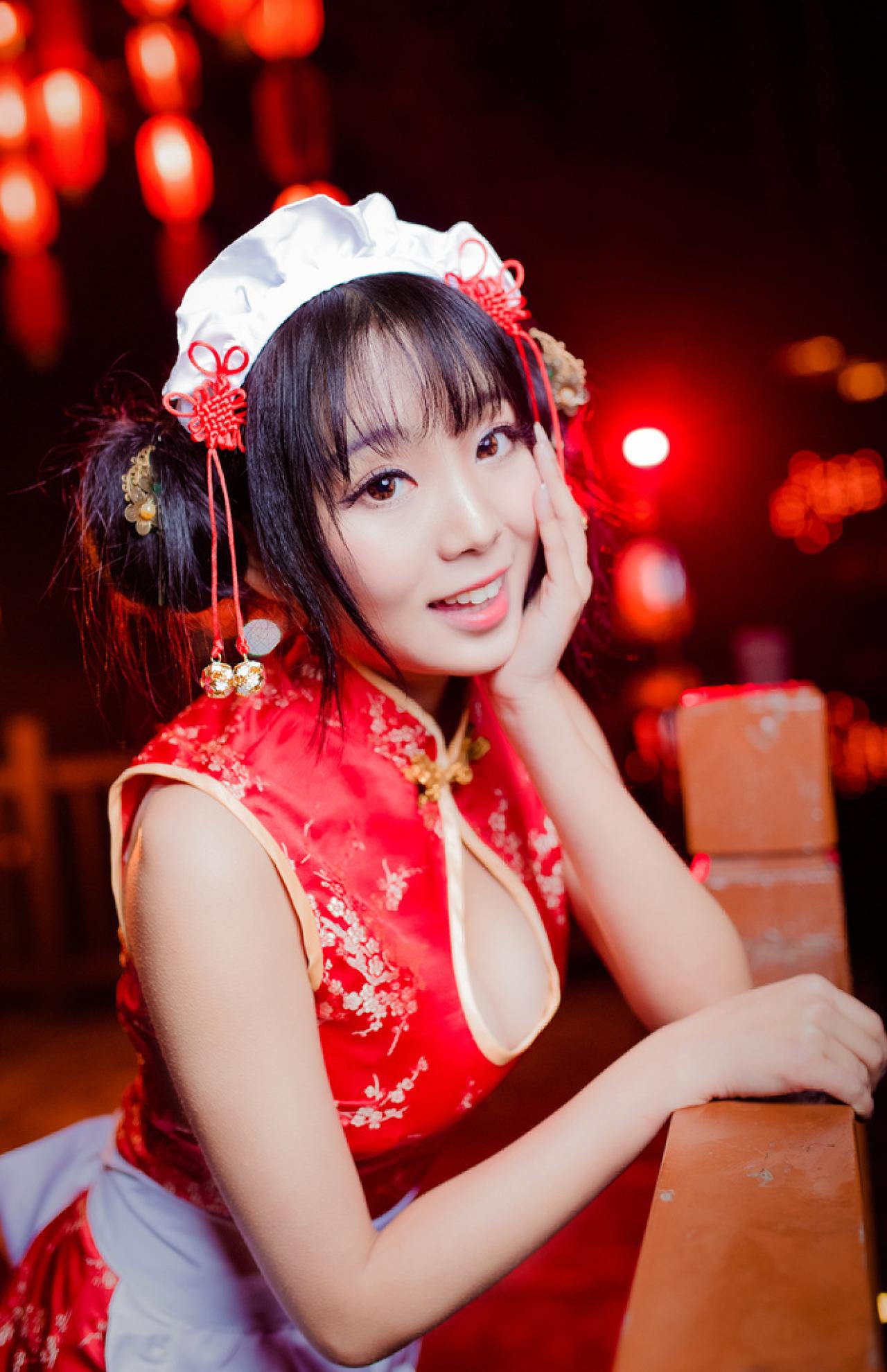 小灵扒在栏杆，左手撑着下巴