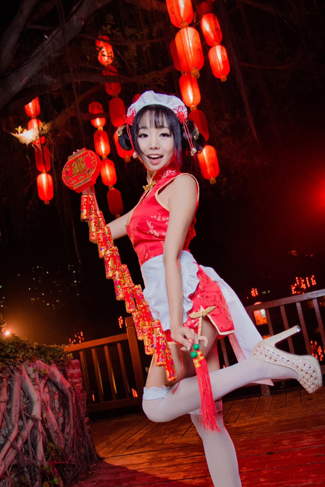 小灵右手拎起灯笼和鞭炮 侧面照