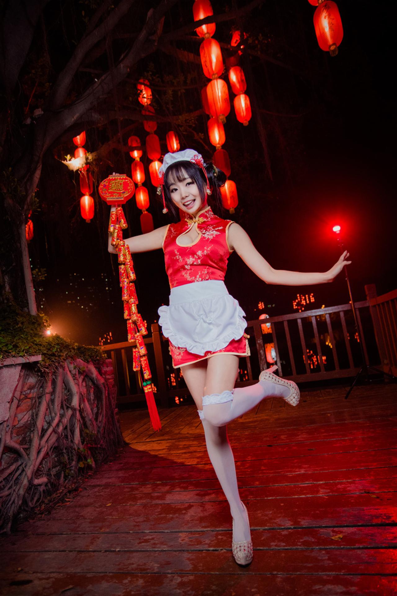 小灵右手拎起灯笼和鞭炮 正面照