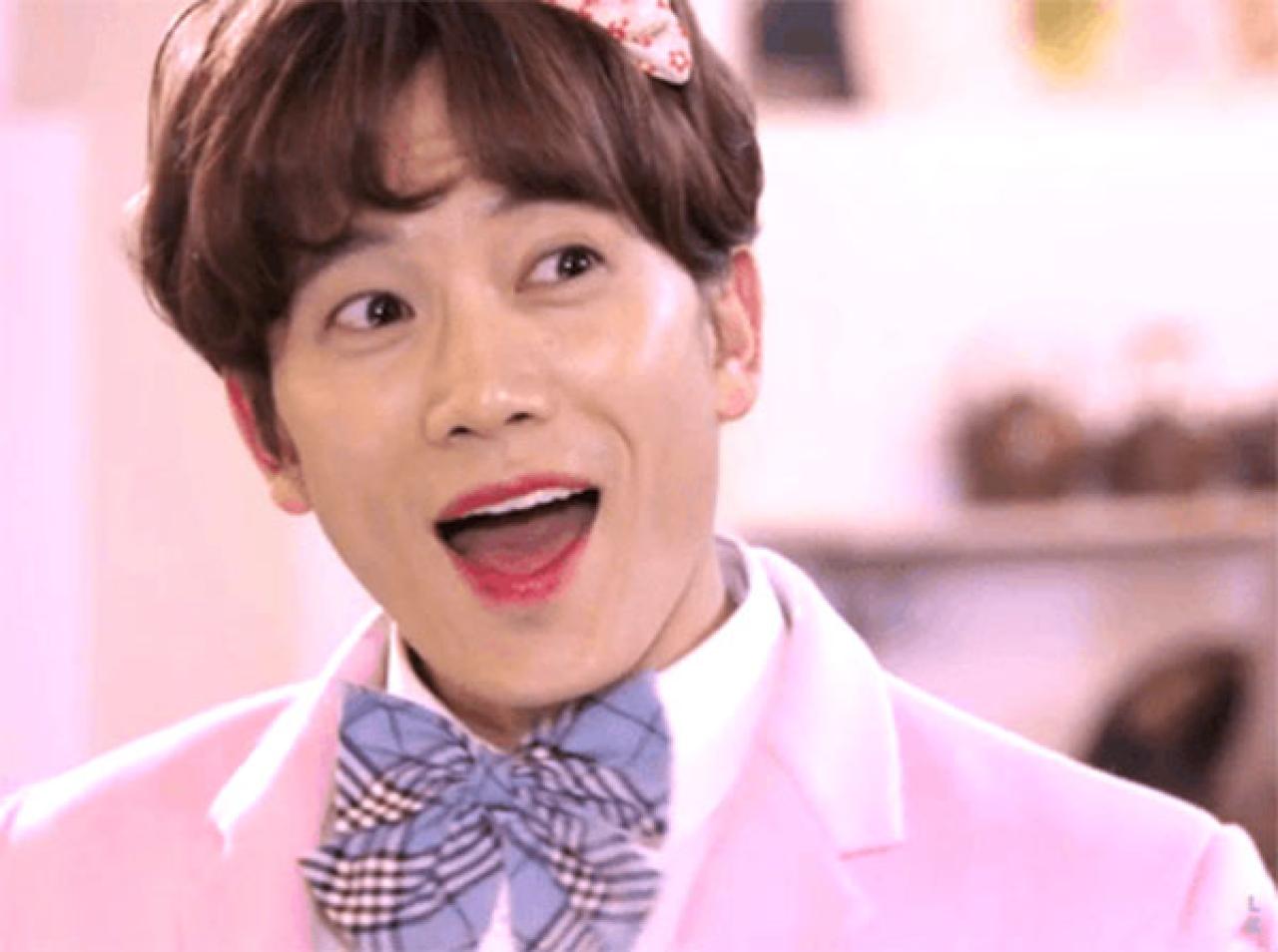 池城戴着蝴蝶结张大嘴巴的表情