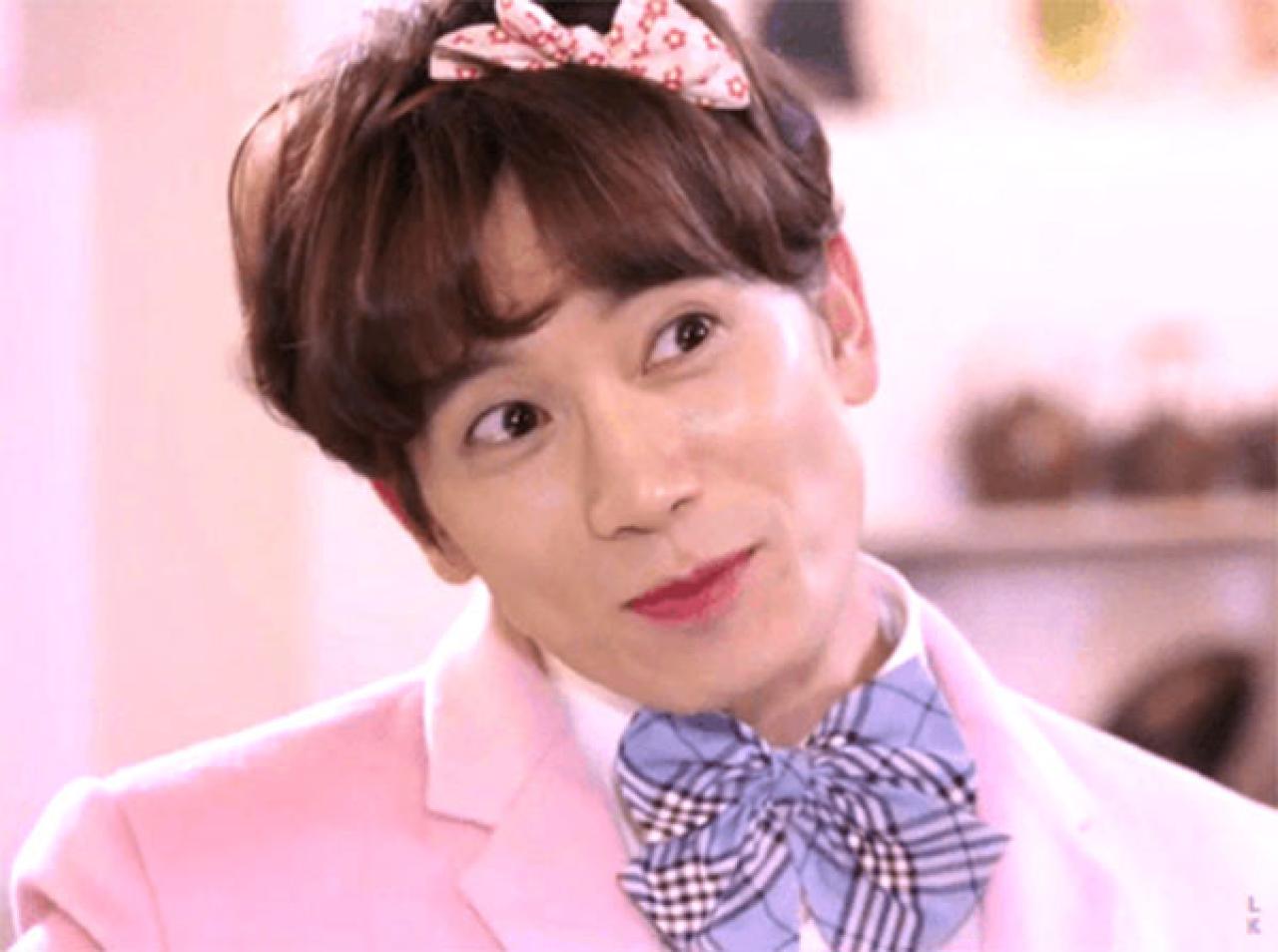 池城歪着头，抿嘴卖萌表情