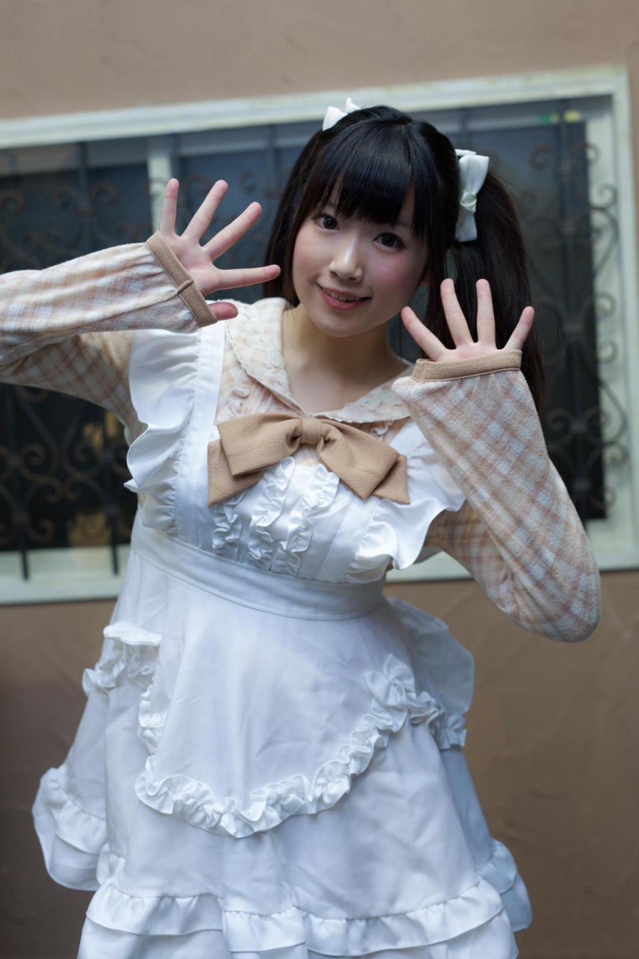 ゆとり穿着原创女仆装，五指张开，放在脸颊两侧卖萌