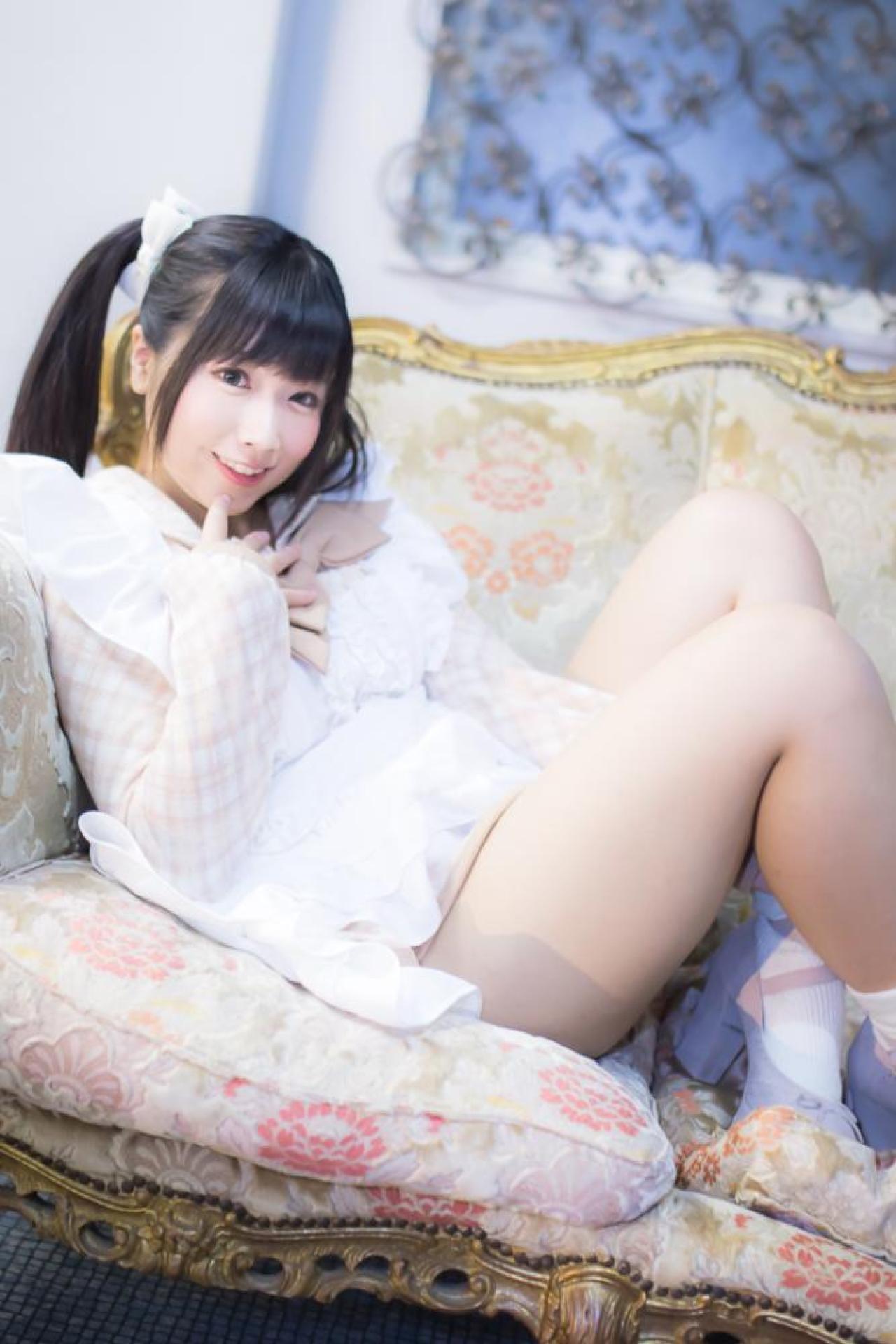 ゆとり侧身躺靠在沙发上，右手食指抵着下巴 侧面照