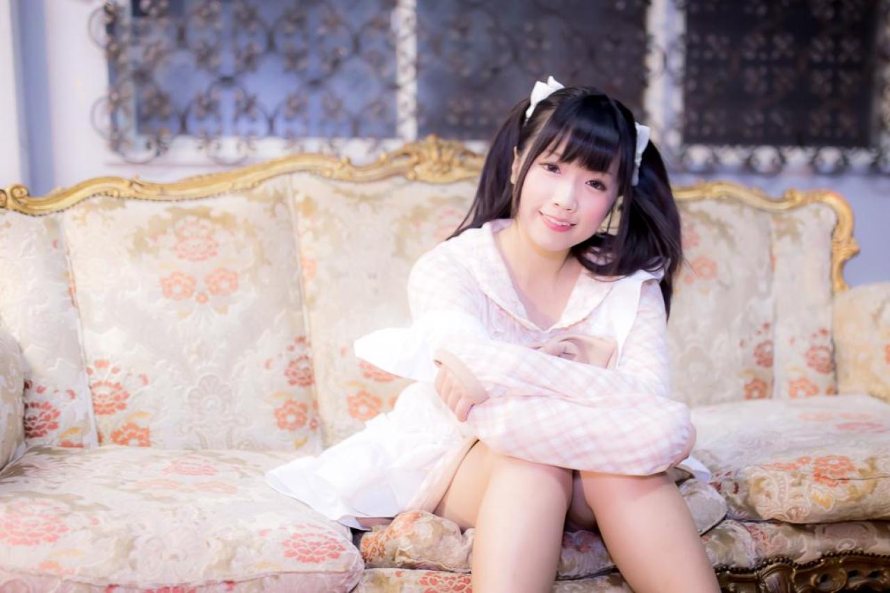 ゆとり双臂怀抱，搭在膝盖，坐在沙发上