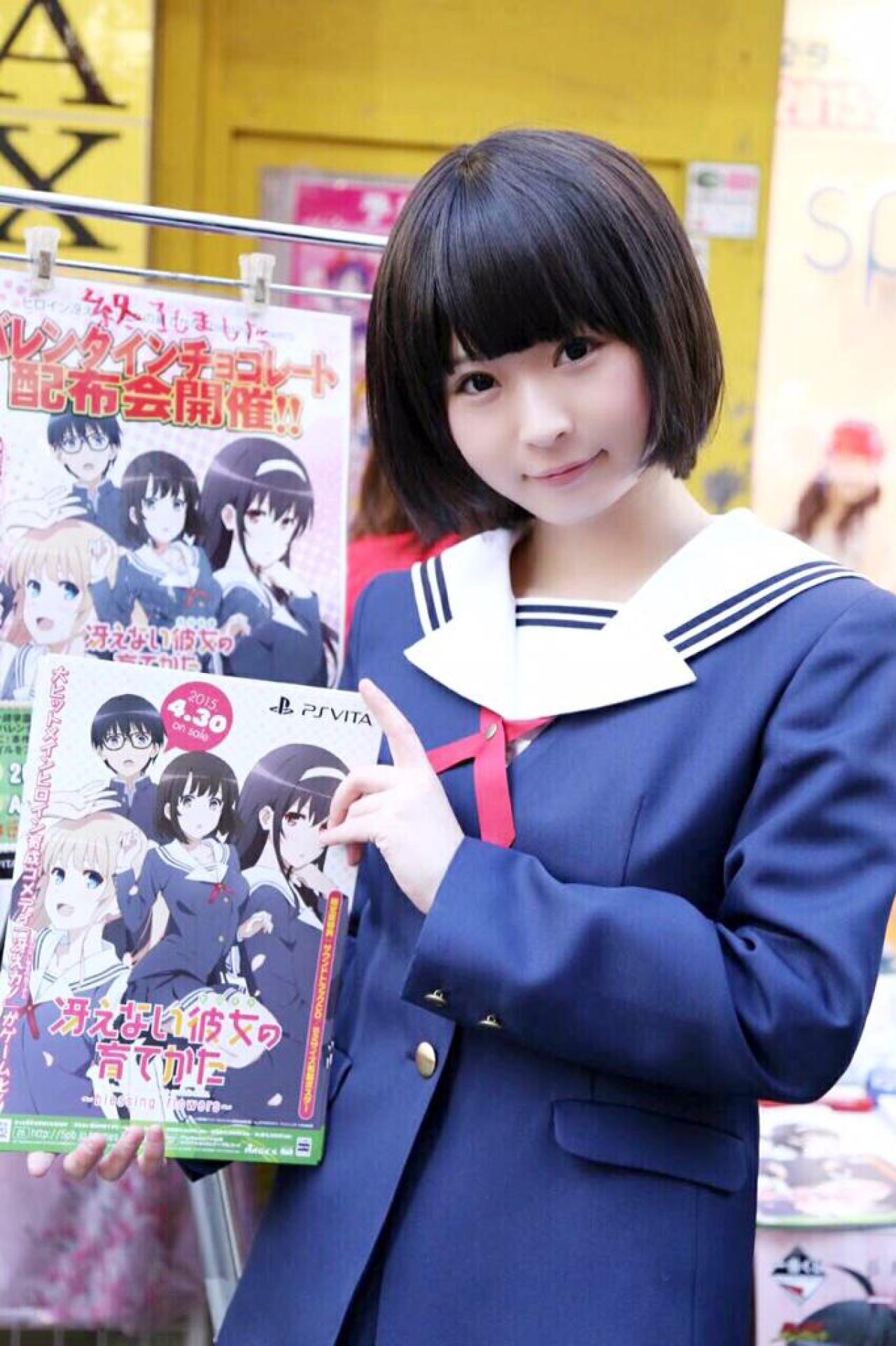 菌ちゃん扮加藤惠拿着《不起眼女主角培育法》游戏封面