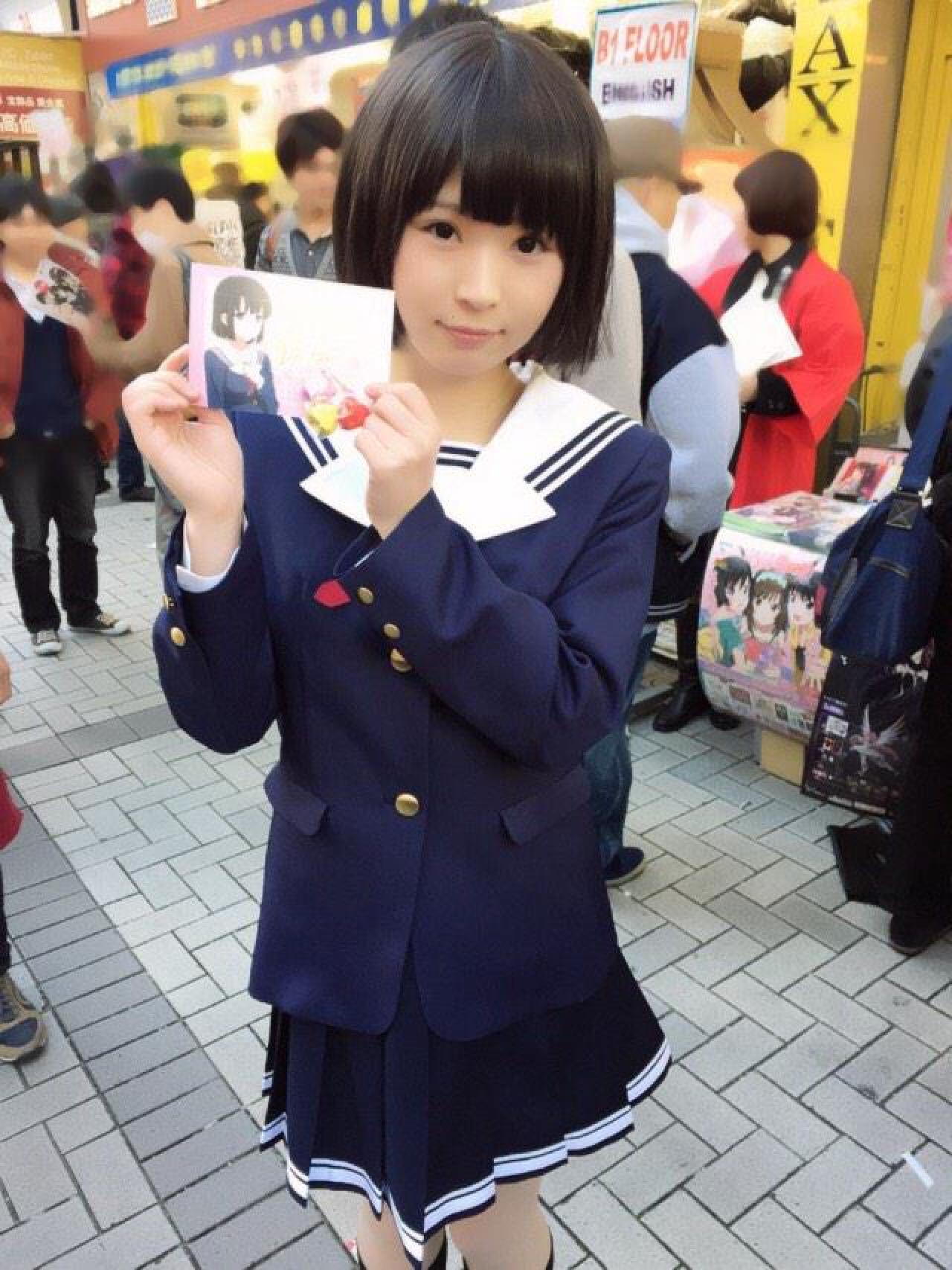 菌ちゃん扮加藤惠双手拿着《不起眼女主角培育法》附送的情人节卡牌