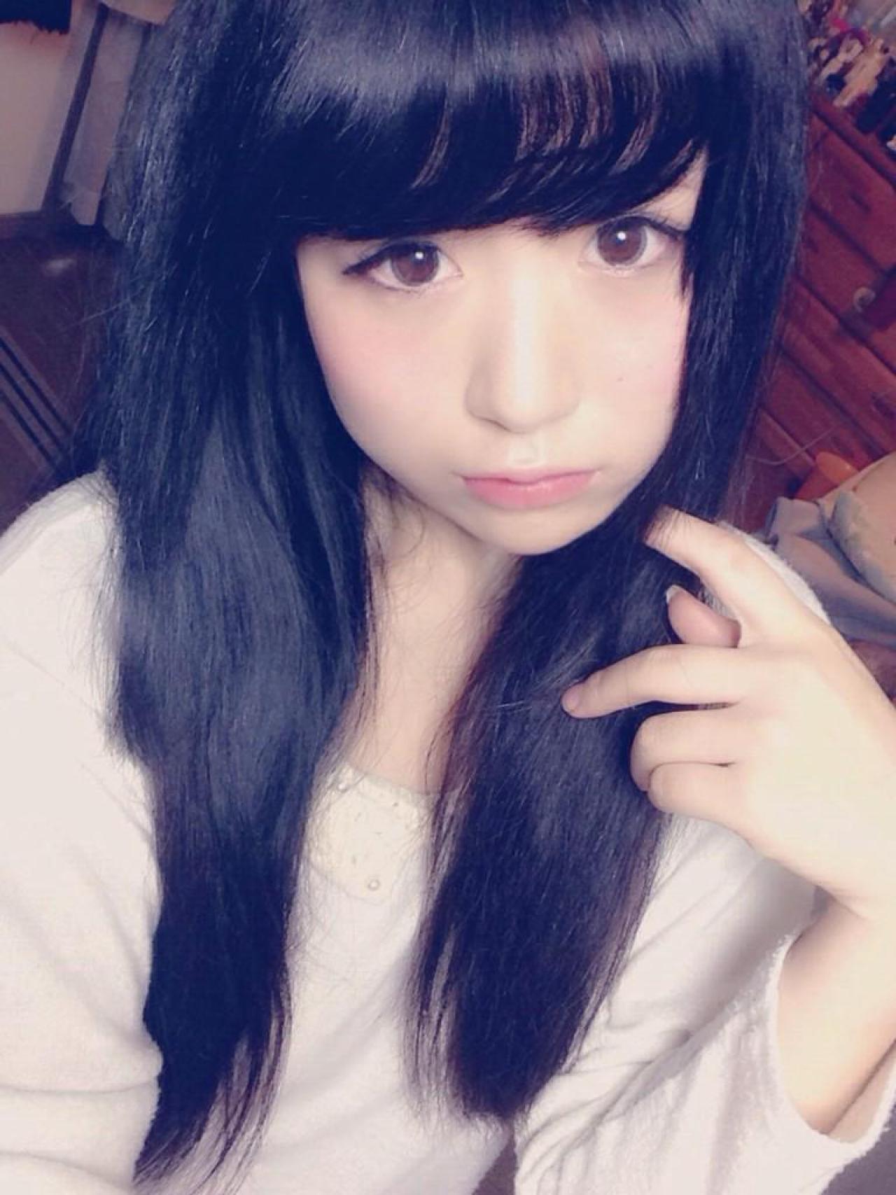 モニ子轻抚发梢自拍