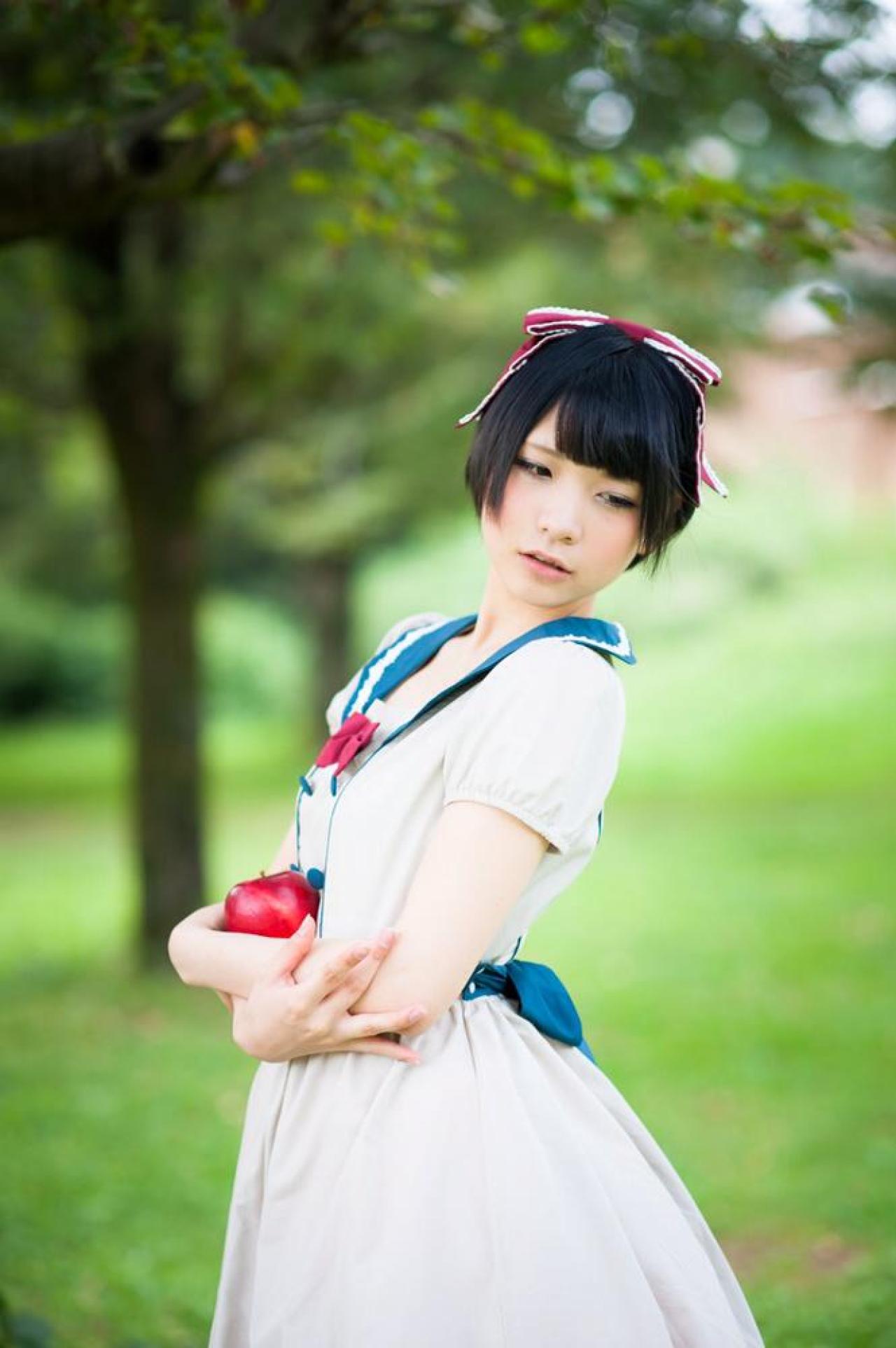 Panzerella双手交叉，捧着红苹果，怀抱在腰前