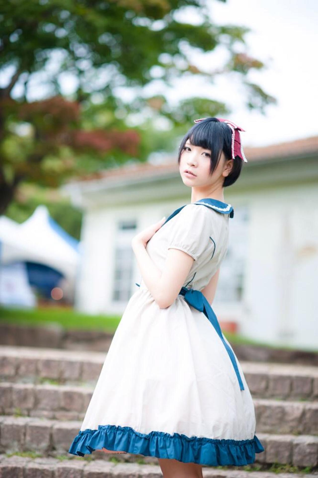 Panzerella左手放在胸前，侧身回眸