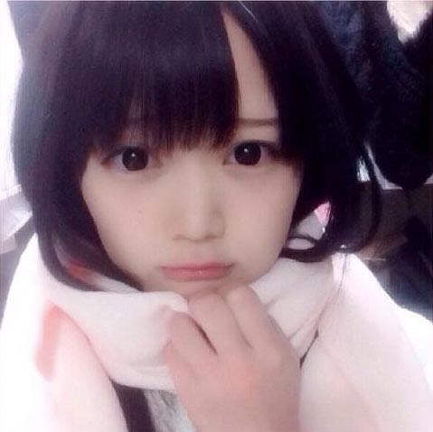 まきろん戴着围巾，楚楚可怜表情自拍