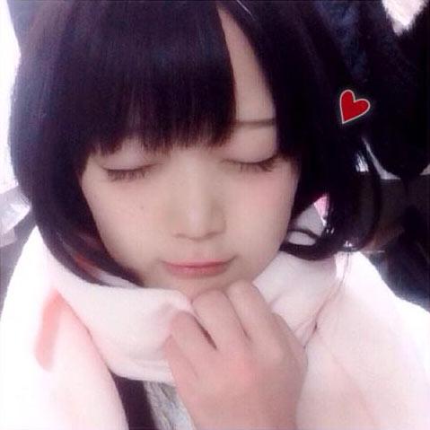 まきろん戴着围巾，闭着眼睛自拍