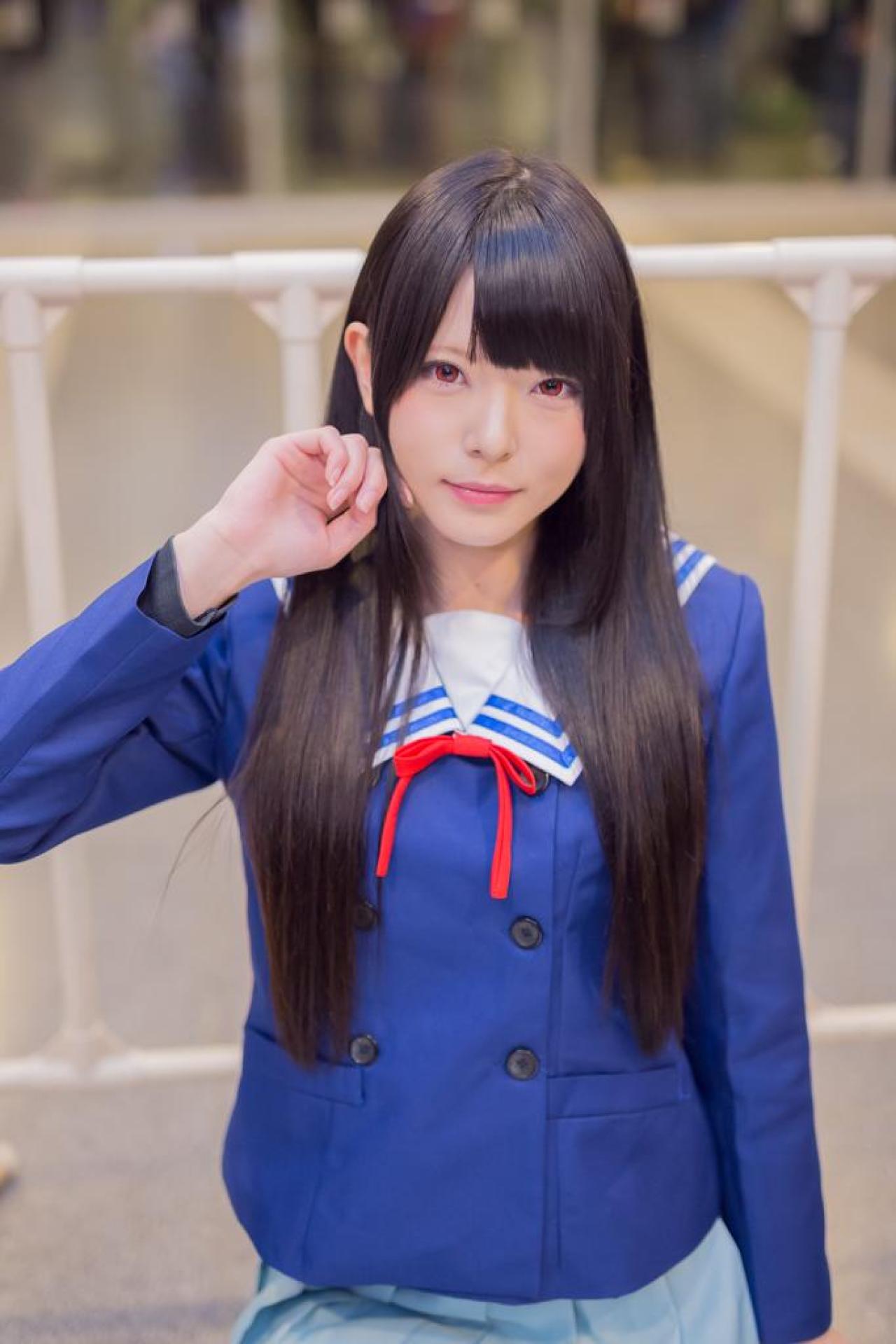 雪瀬ハル扮名濑美月右手轻抚刘海儿的坐姿