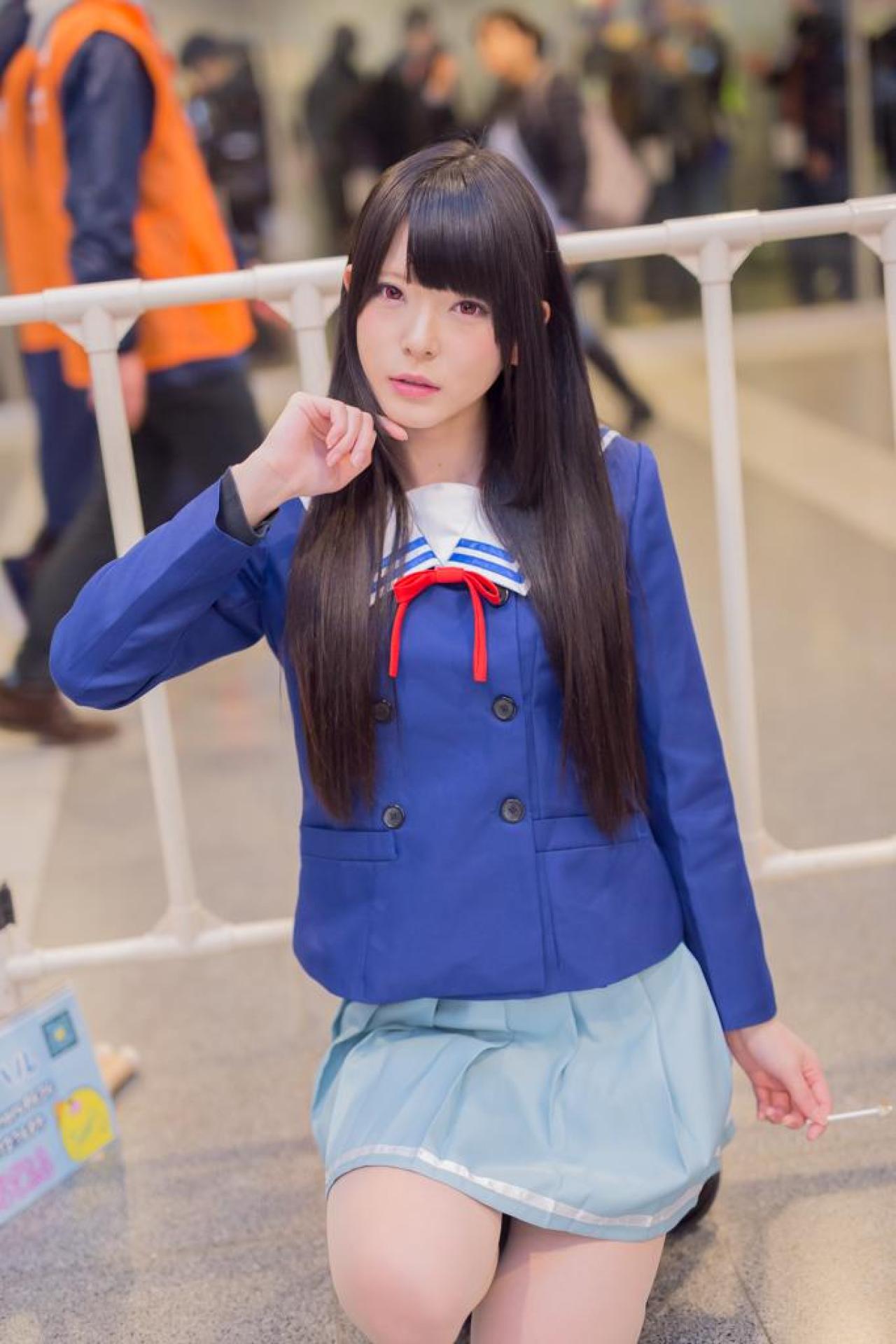 雪瀬ハル扮名濑美月跪坐在地上，右手捋起刘海儿