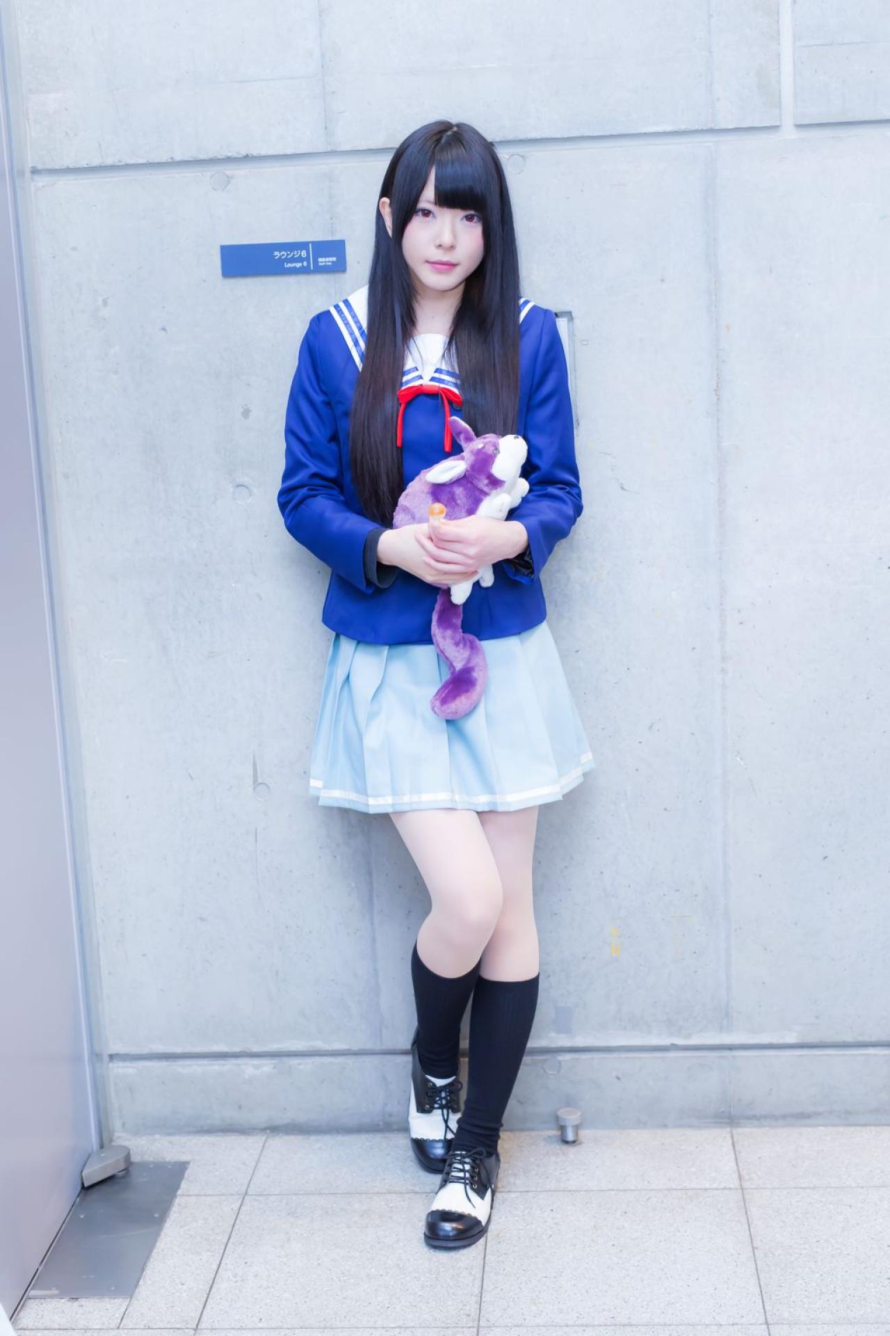 雪瀬ハル扮名濑美月双手捧着烤番薯布偶