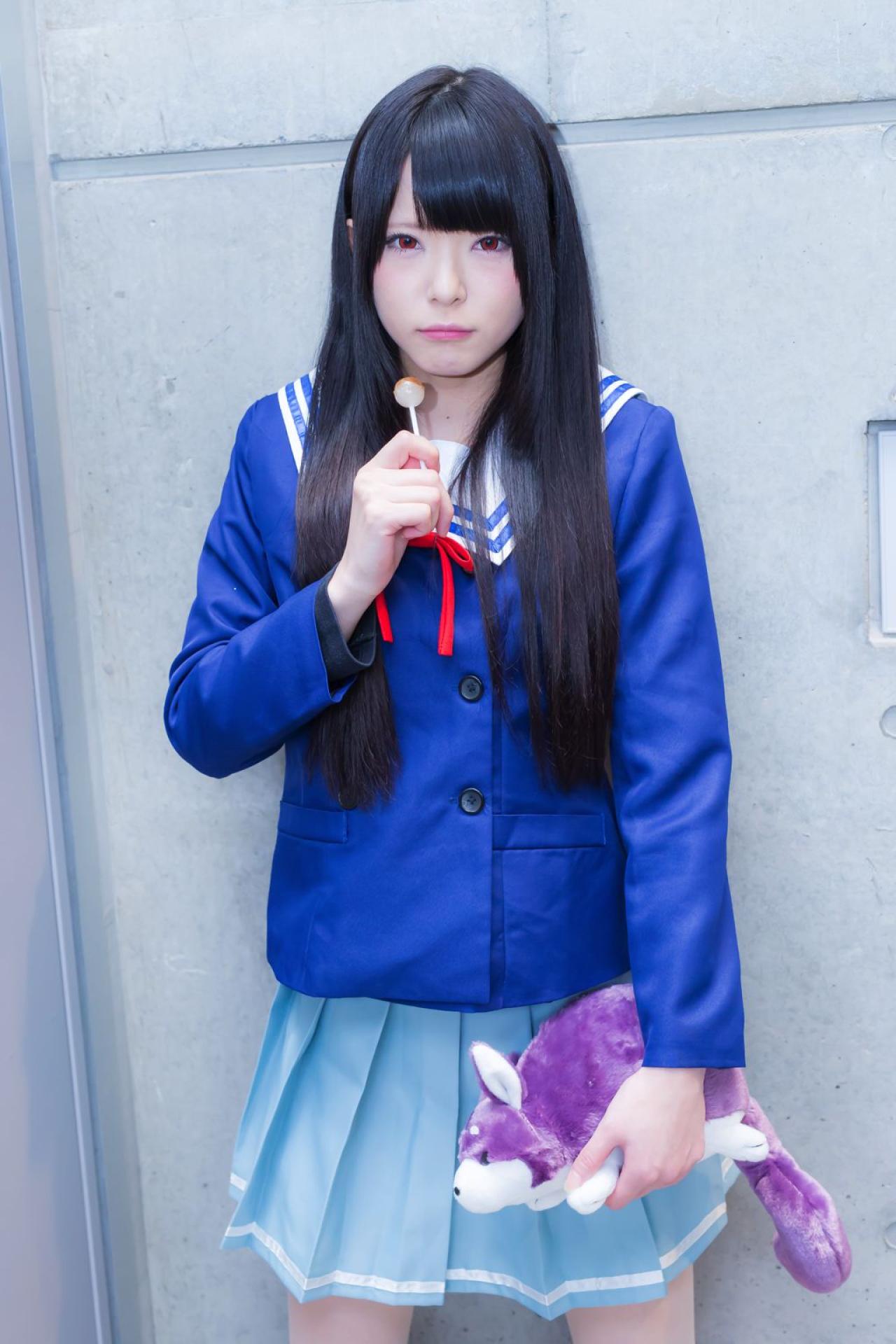 雪瀬ハル扮名濑美月右手拿着棒棒糖，抿嘴卖萌