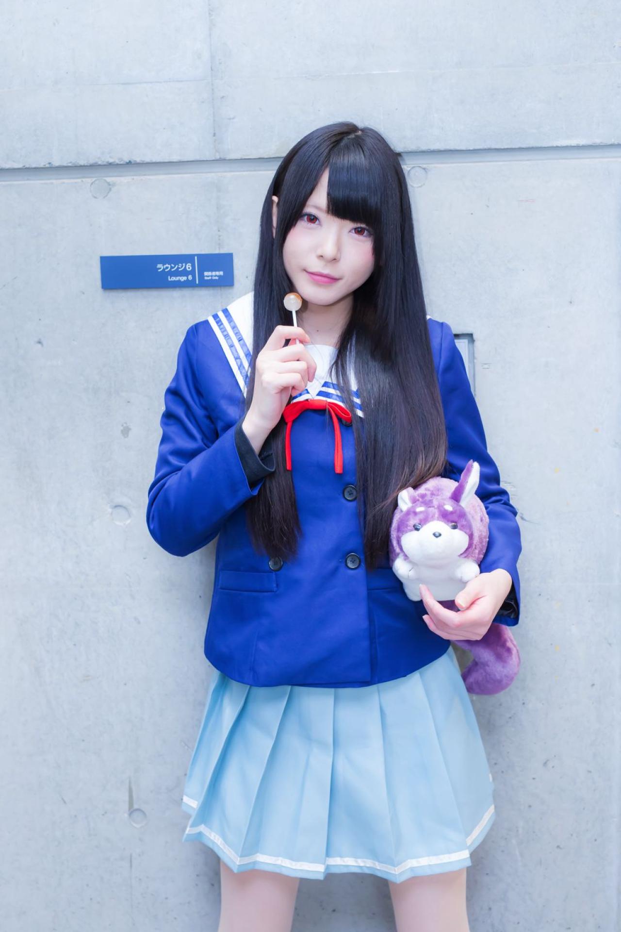 雪瀬ハル扮名濑美月左手夹着烤番薯布偶，右手拿着棒棒糖