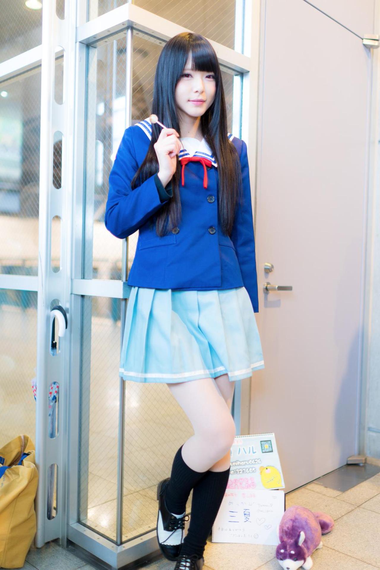 雪瀬ハル扮名濑美月靠在玻璃上，拿着棒棒糖的站姿