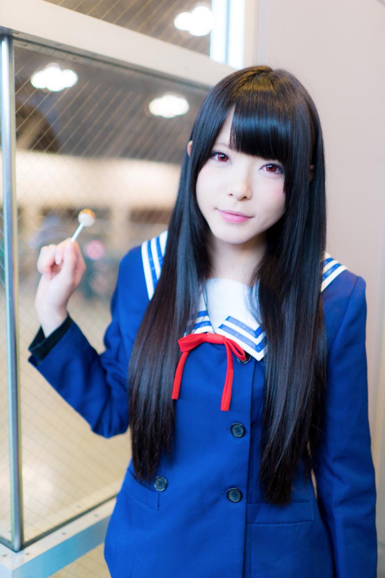 雪瀬ハル扮名濑美月右手拿着棒棒糖的站姿