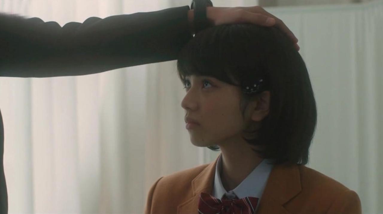 山下智久扮樱井遥拍了拍小松菜奈扮枢木润希的头的剧照（摸头）