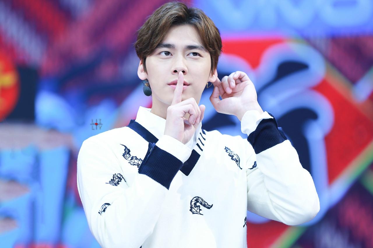 李易峰作嘘手势卖萌表情