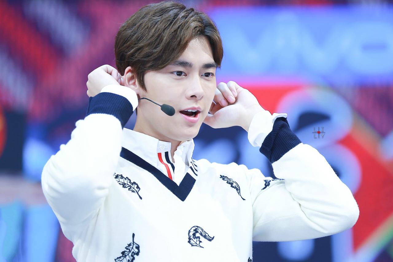 李易峰戴着耳机卖萌表情