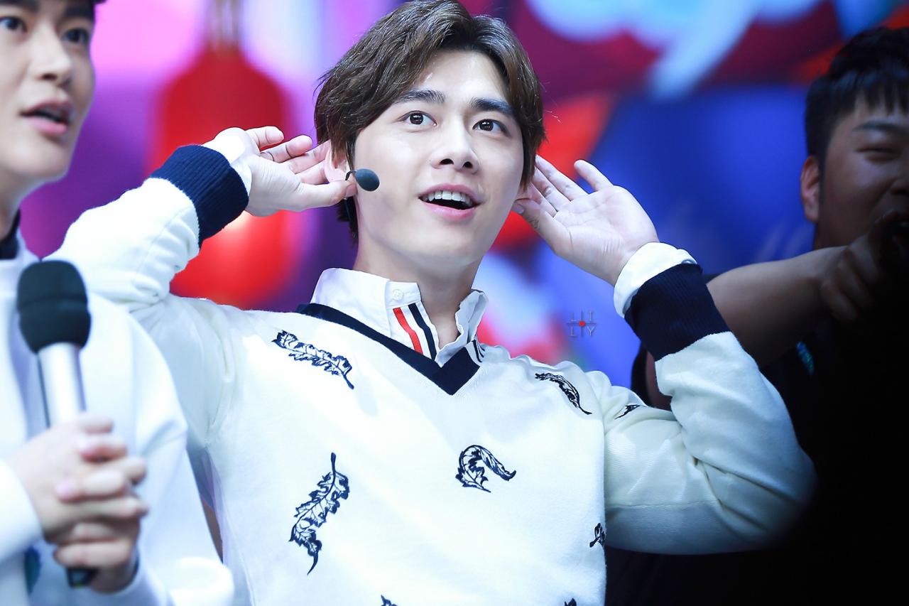 李易峰抬头仰望萌表情