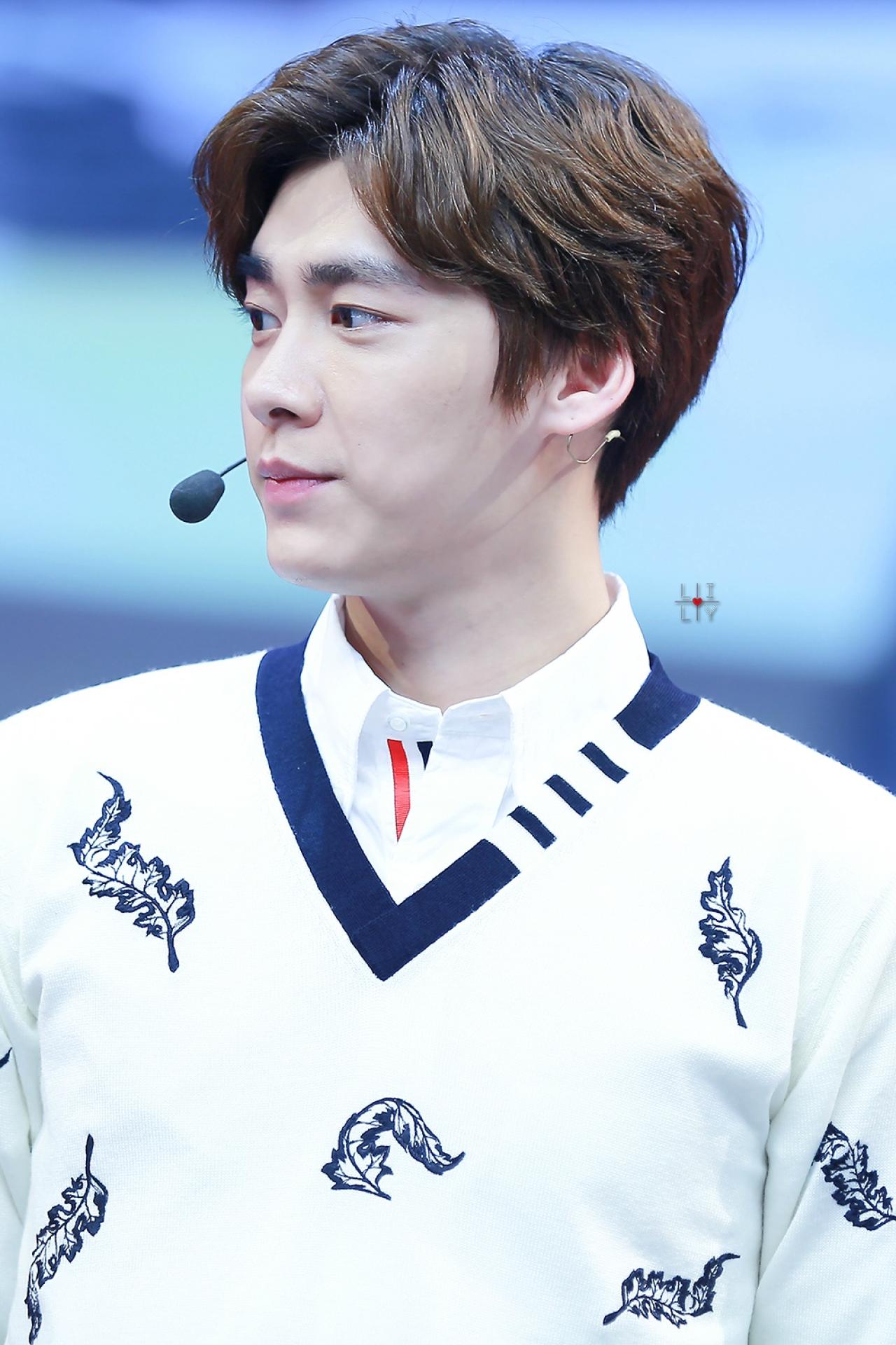 李易峰抿嘴的侧脸萌表情