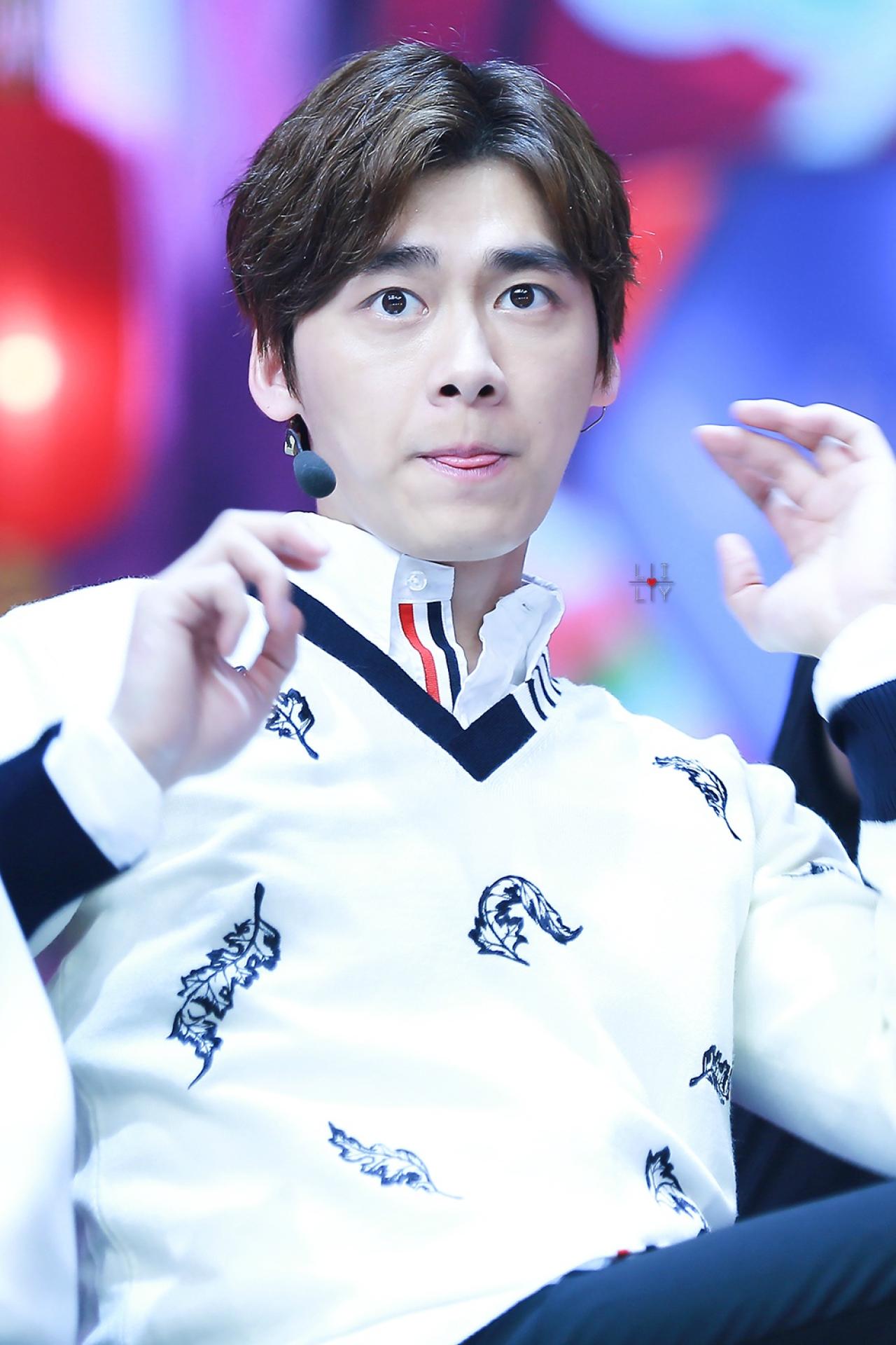 李易峰吐舌卖萌表情