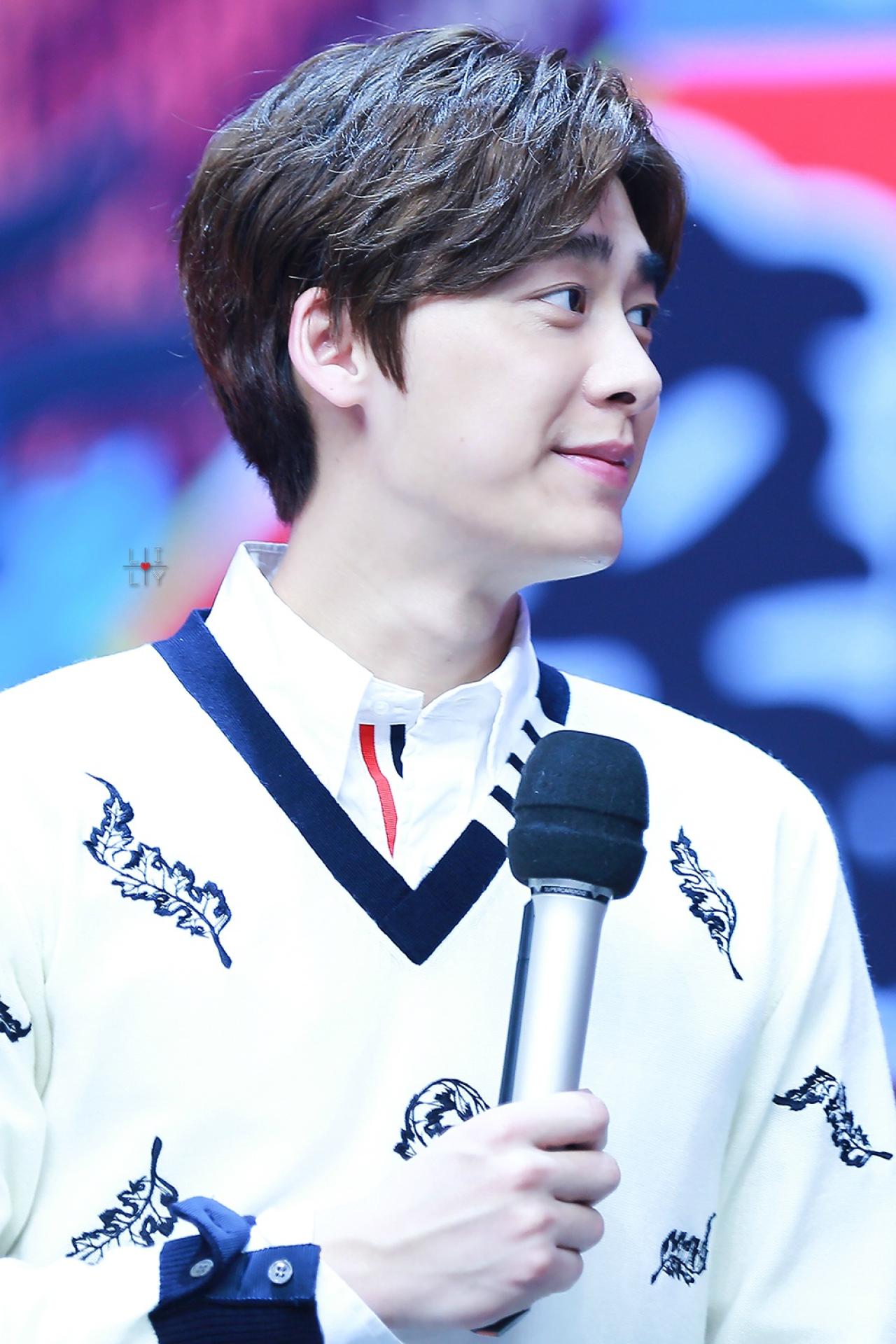 李易峰拿着话筒的侧脸萌表情